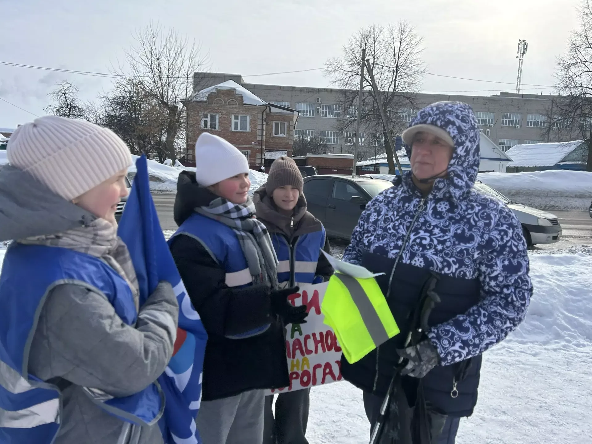 В Чистополе юидовцы поздравили женщин-пешеходов с 8 Марта и подарили световозвращающие аксессуары
