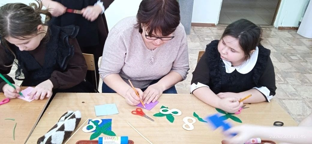 Юные читатели  библиотеки Чистопольского района сделали подарки для мам своими руками