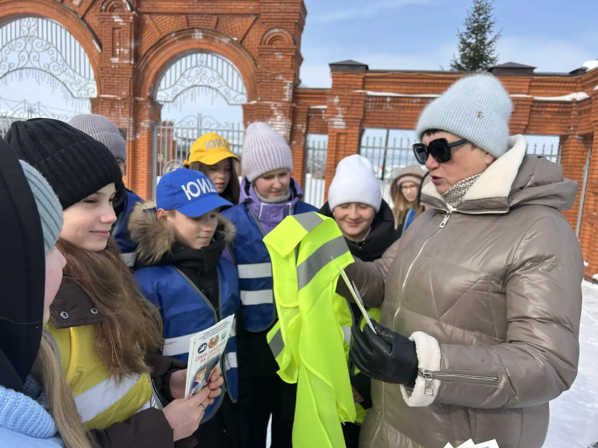 В Чистополе юидовцы поздравили женщин-пешеходов с 8 Марта и подарили световозвращающие аксессуары