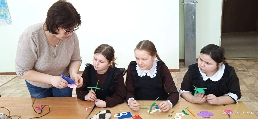 Юные читатели  библиотеки Чистопольского района сделали подарки для мам своими руками