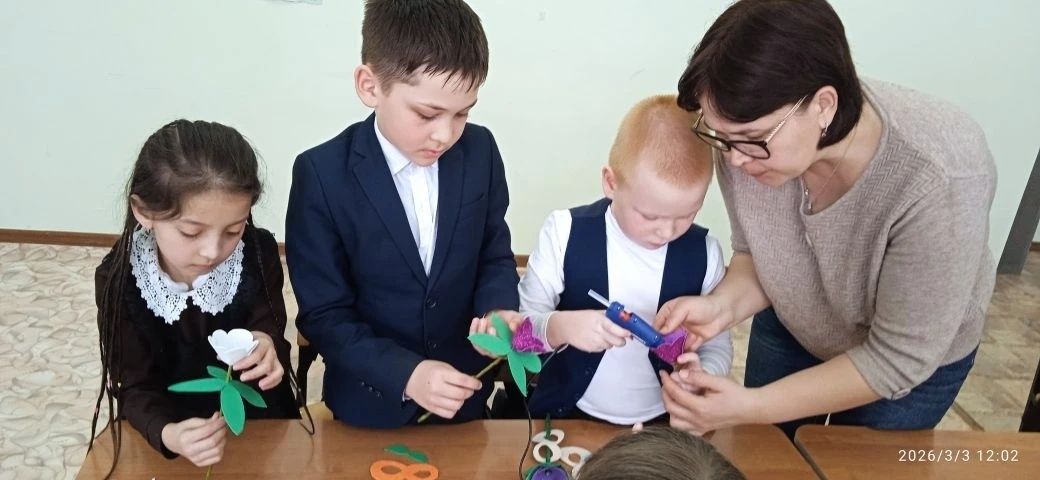 Юные читатели  библиотеки Чистопольского района сделали подарки для мам своими руками