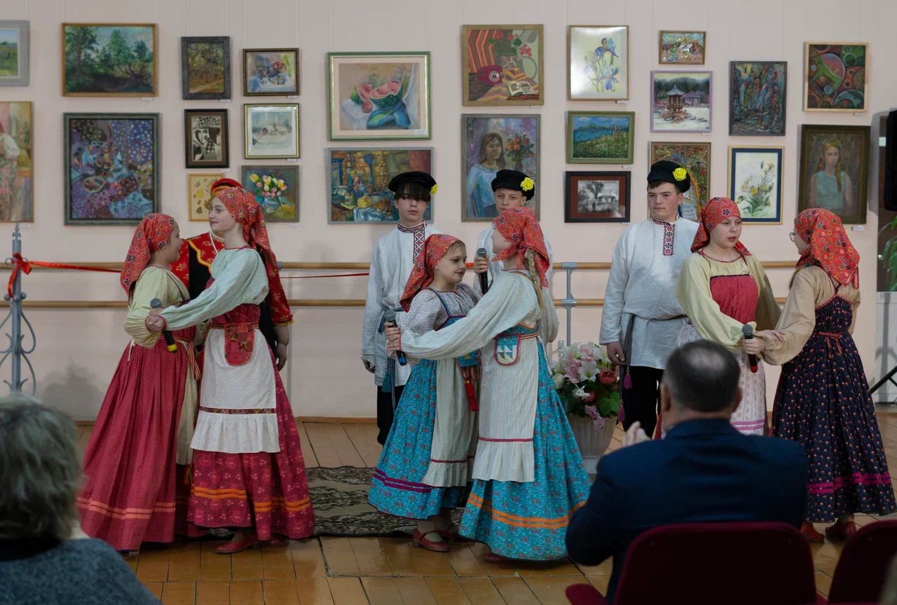 В Чистопольских Выселках открылась новая картинная галерея