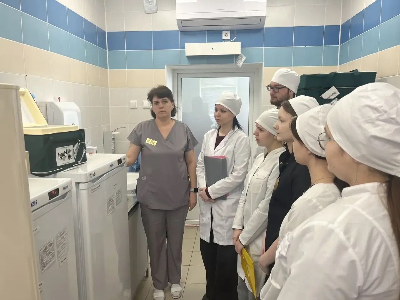 В детской поликлинике прошёл мастер-класс для студентов медучилища по холодовой цепи вакцин