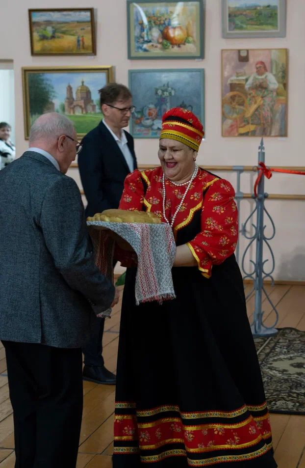 В Чистопольских Выселках открылась новая картинная галерея