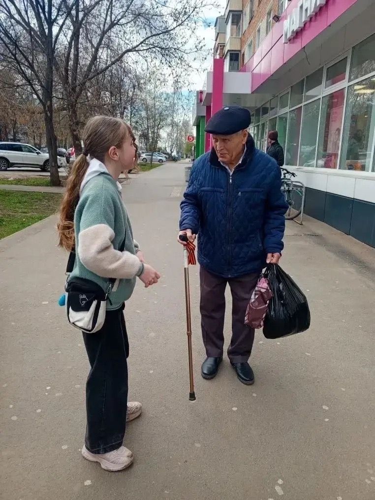 Символ памяти у сердца: воспитанники центра «Ватан» поздравили чистопольцев с Днём Победы