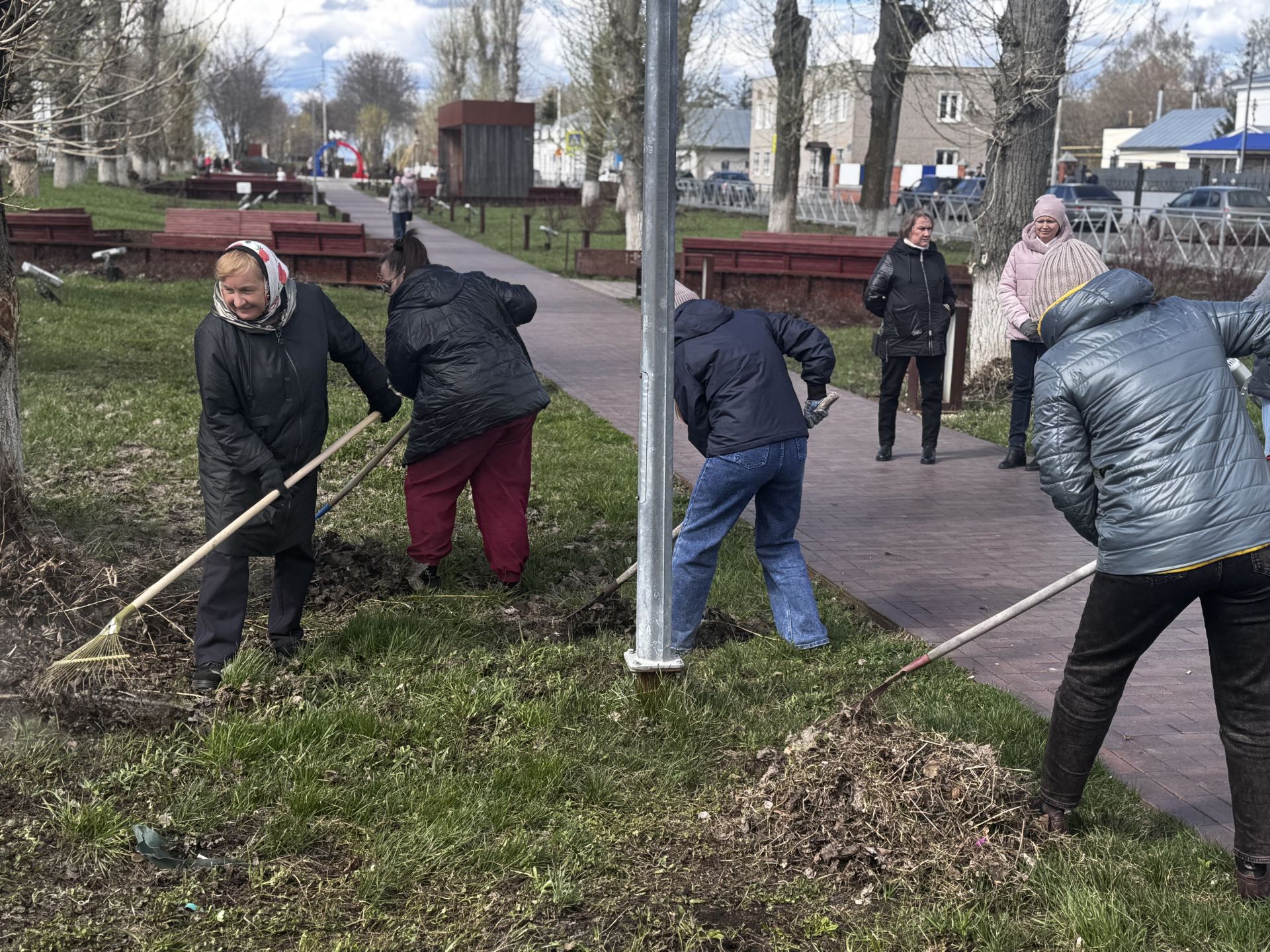 В Чистополе прошёл масштабный субботник на Центральном бульваре