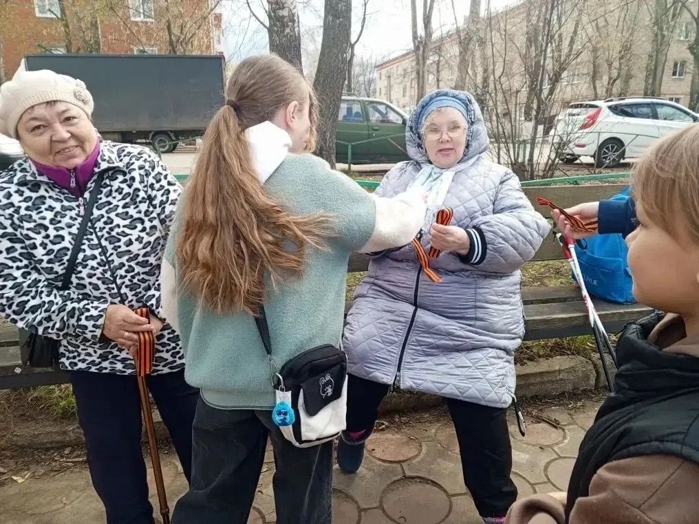 Символ памяти у сердца: воспитанники центра «Ватан» поздравили чистопольцев с Днём Победы