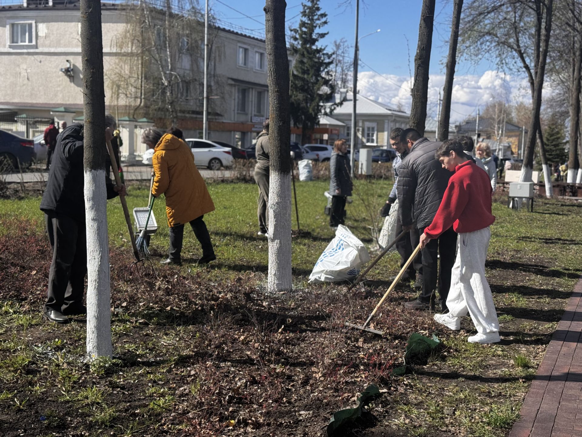В Чистополе прошёл масштабный субботник на Центральном бульваре