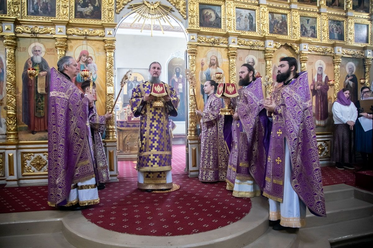 Епископ Пахомий совершил чин умовения ног в чистопольском соборе