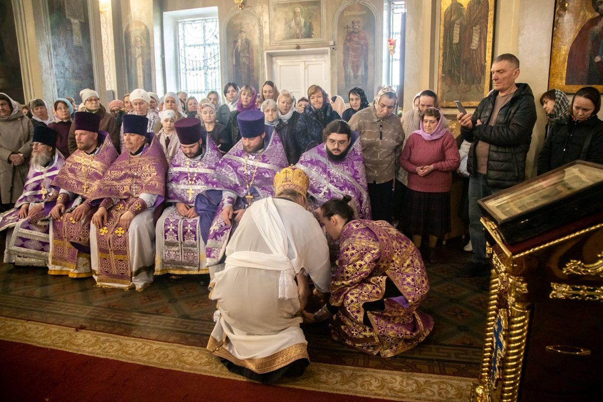 Епископ Пахомий совершил чин умовения ног в чистопольском соборе