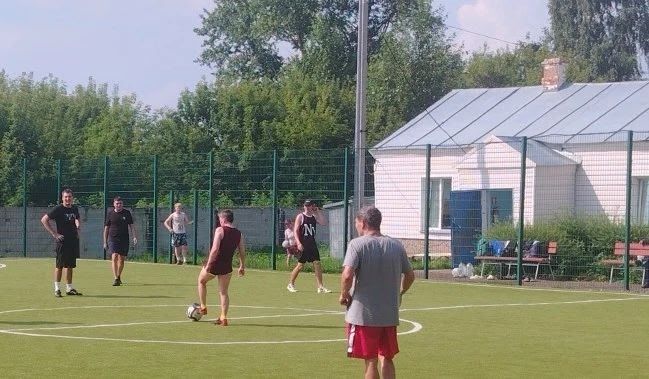 Дружеский футбольный матч объединил проживающих дома-интерната и вожатых лагеря «Солнышко»