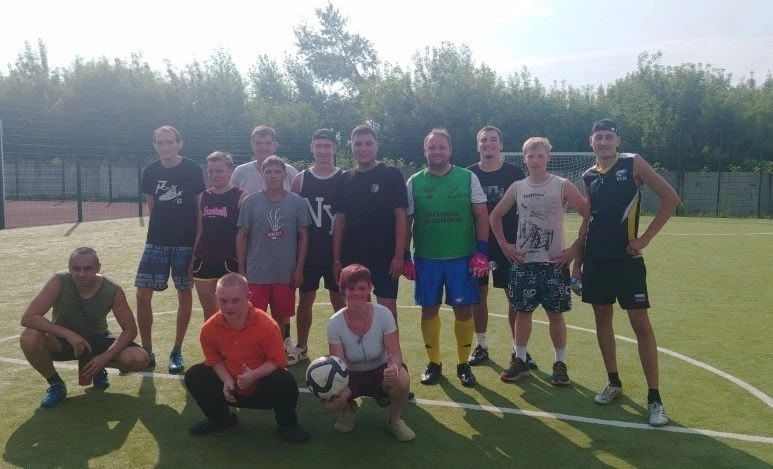 Дружеский футбольный матч объединил проживающих дома-интерната и вожатых лагеря «Солнышко»