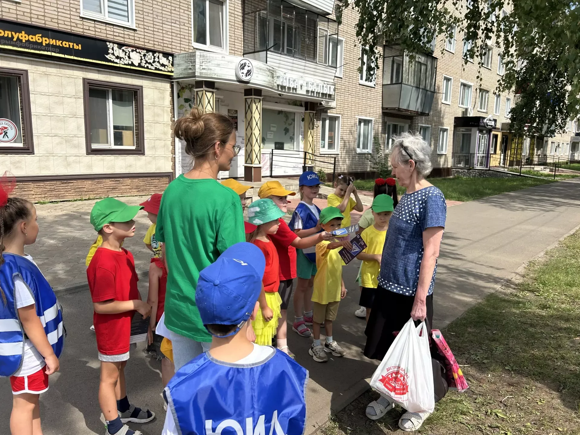В день рождения светофора чистопольские малыши напомнили о правилах дорожного движения