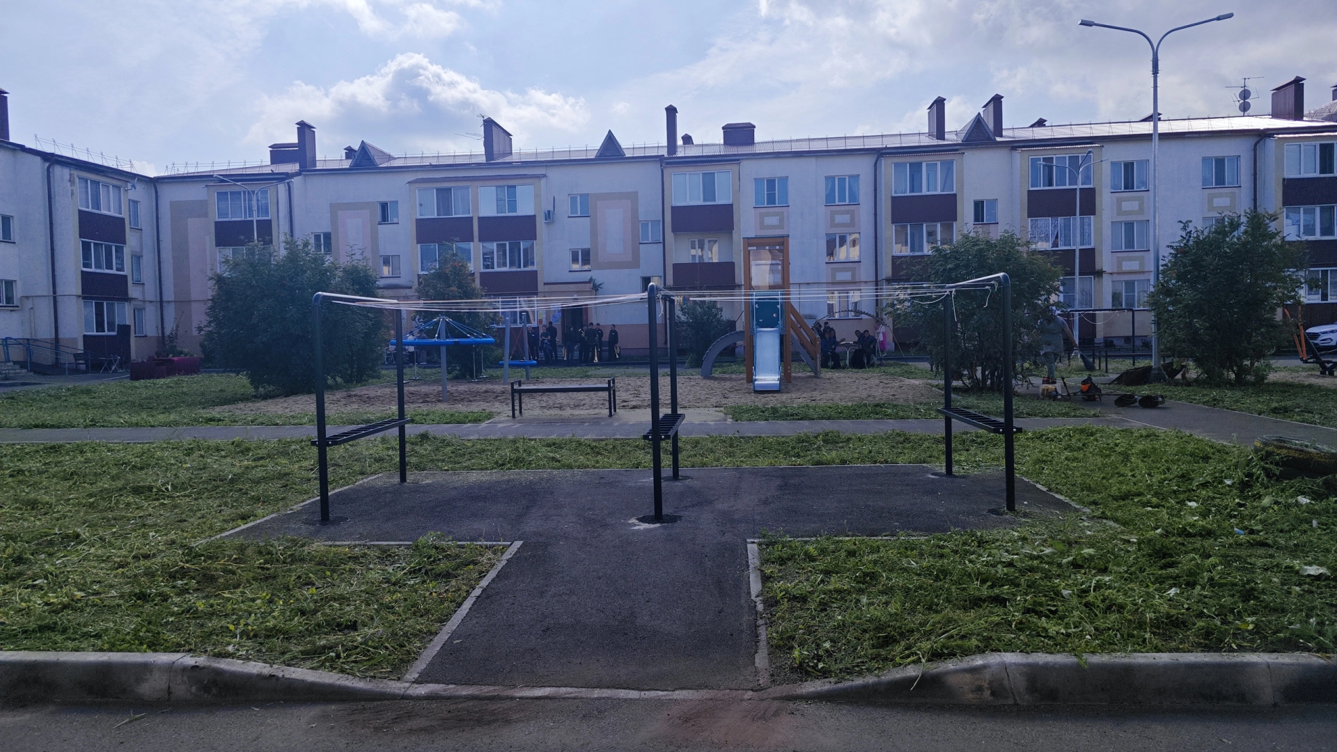 В Чистополе активно благоустраивают двор на улице Вишневского по программе «Наш двор»
