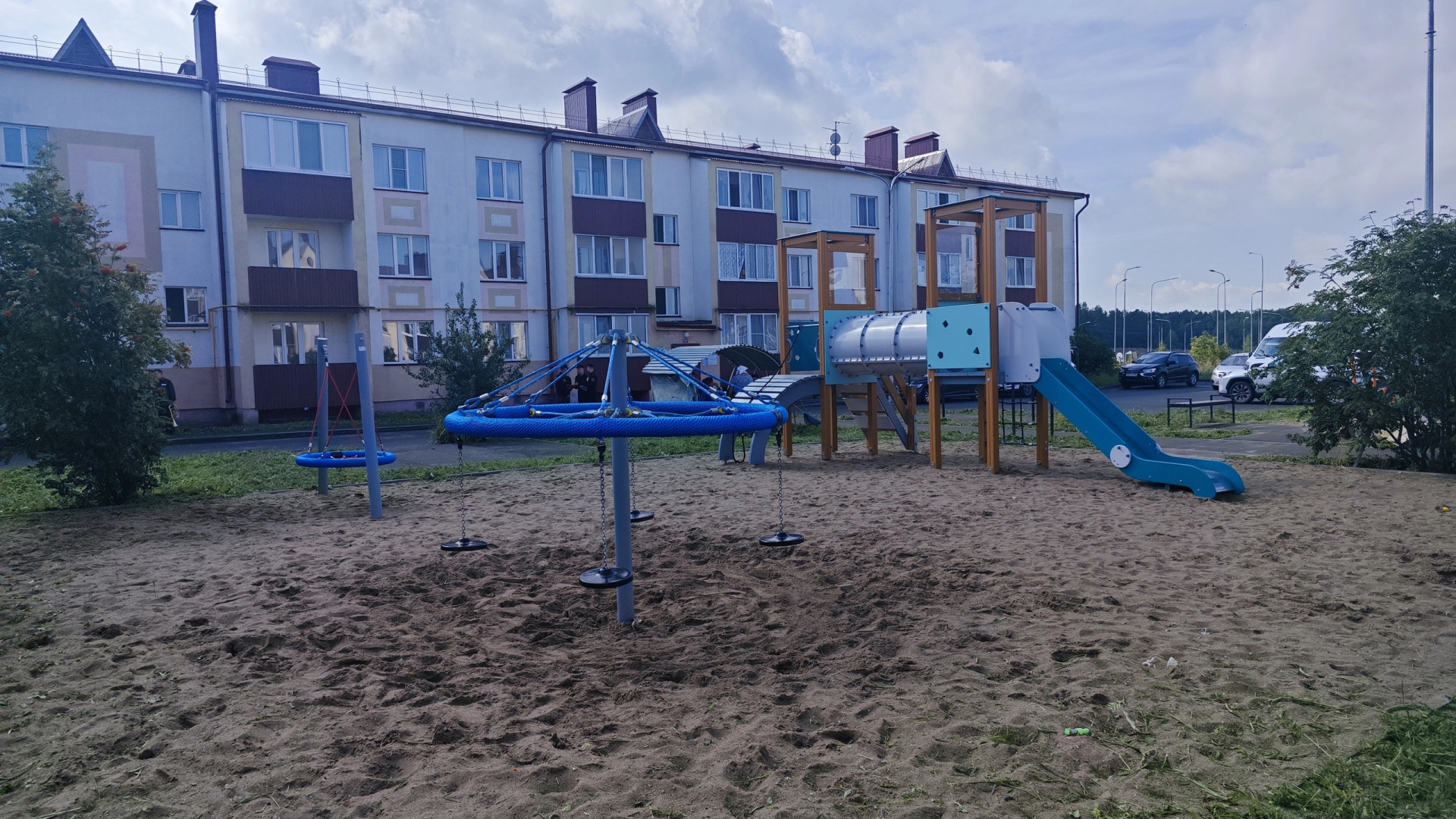 В Чистополе активно благоустраивают двор на улице Вишневского по программе «Наш двор»