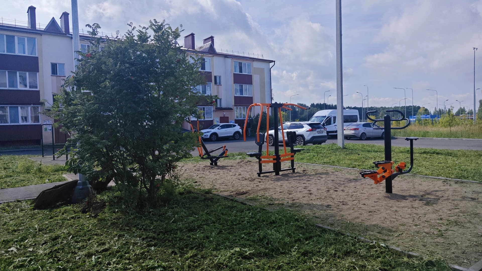 В Чистополе активно благоустраивают двор на улице Вишневского по программе «Наш двор»