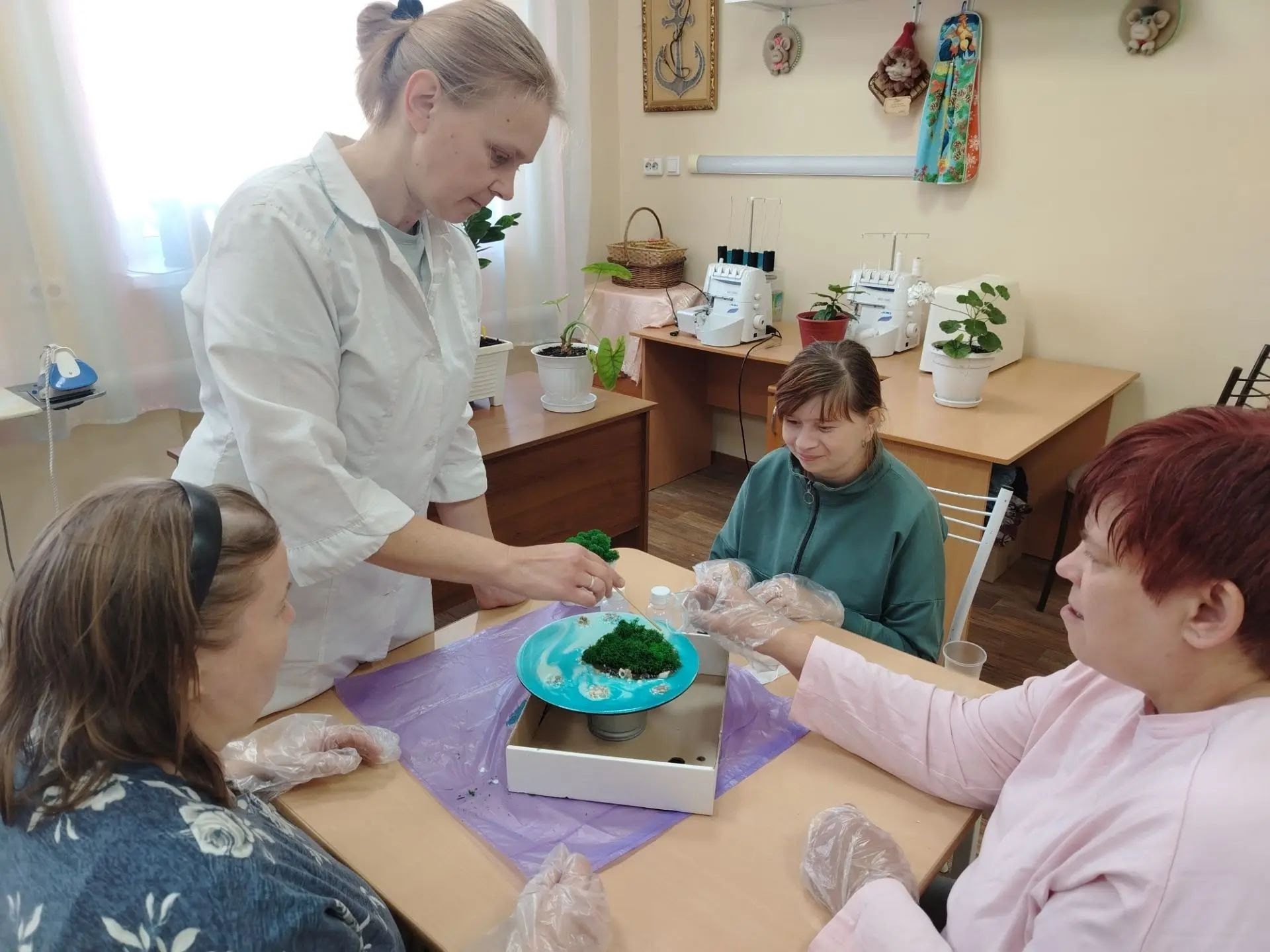 В Чистополе получатели социальных услуг освоили технику заливки картин эпоксидной смолой