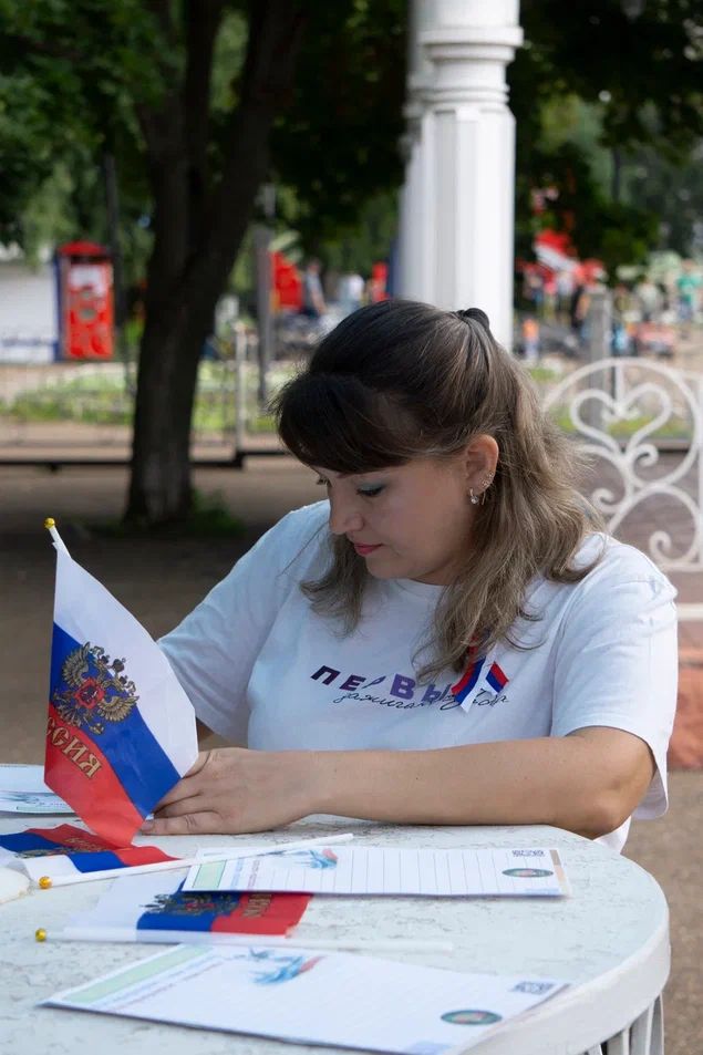 «Триколор единства»: чистопольцы прошли памятным маршрутом в цветах российского флага
