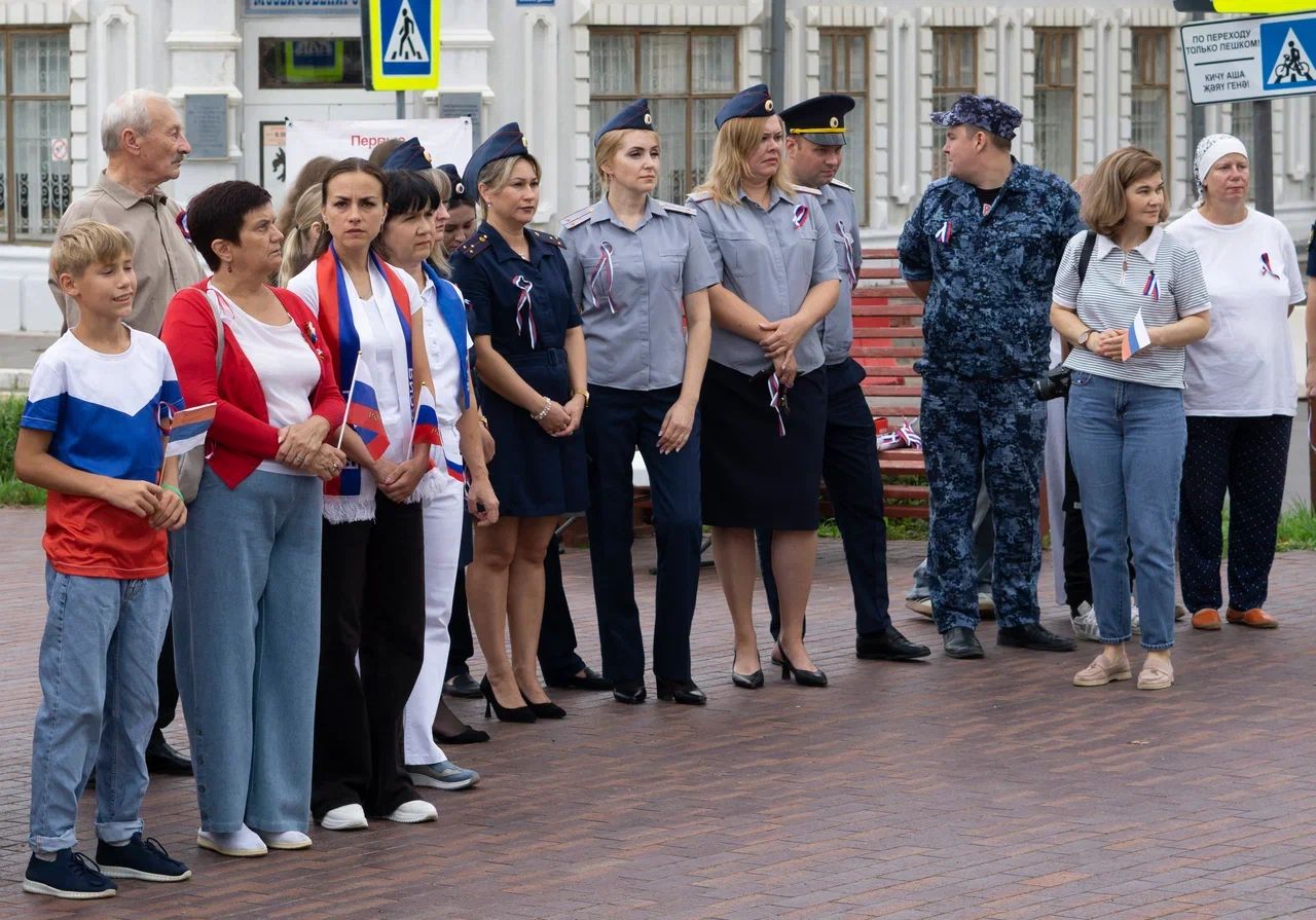 «Триколор единства»: чистопольцы прошли памятным маршрутом в цветах российского флага