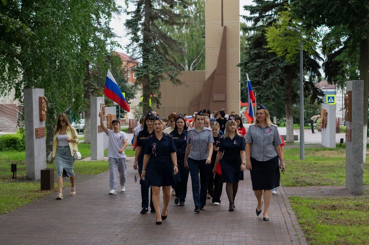 «Триколор единства»: чистопольцы прошли памятным маршрутом в цветах российского флага
