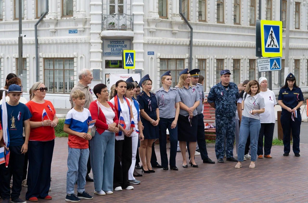 «Триколор единства»: чистопольцы прошли памятным маршрутом в цветах российского флага