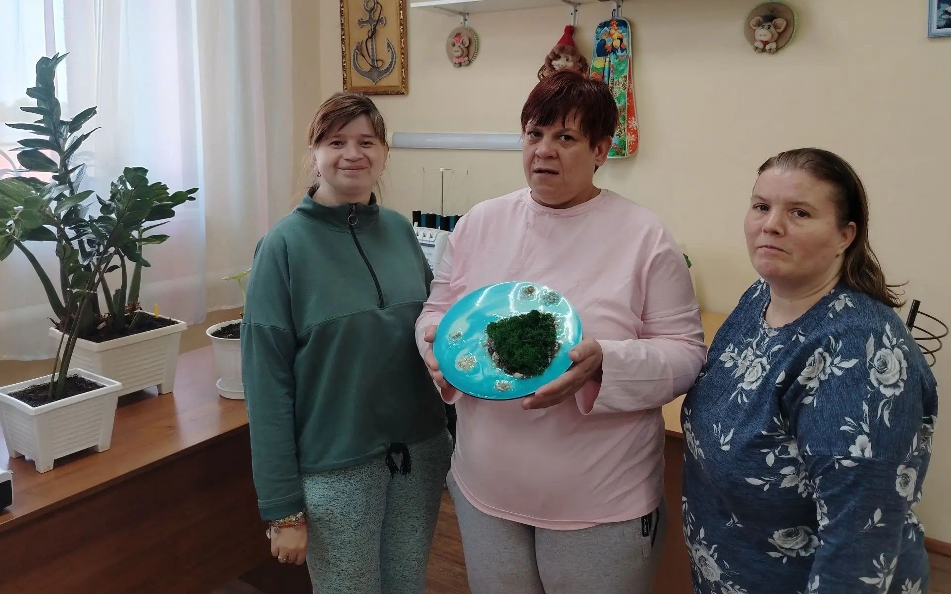 В Чистополе получатели социальных услуг освоили технику заливки картин эпоксидной смолой