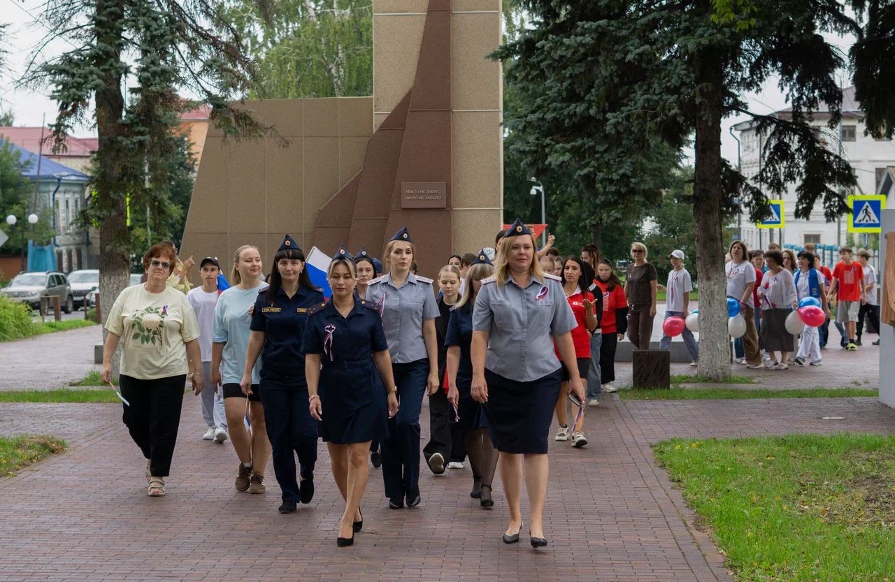 «Триколор единства»: чистопольцы прошли памятным маршрутом в цветах российского флага