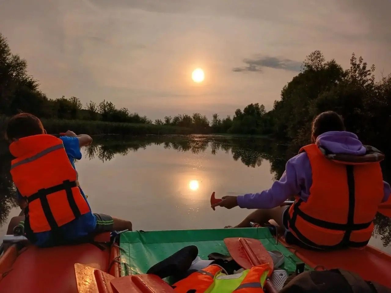 Хәрби-патриотик клубта тәрбияләнүчеләр Россия Дәүләт әләме көне хөрмәтенә салда йөзделәр