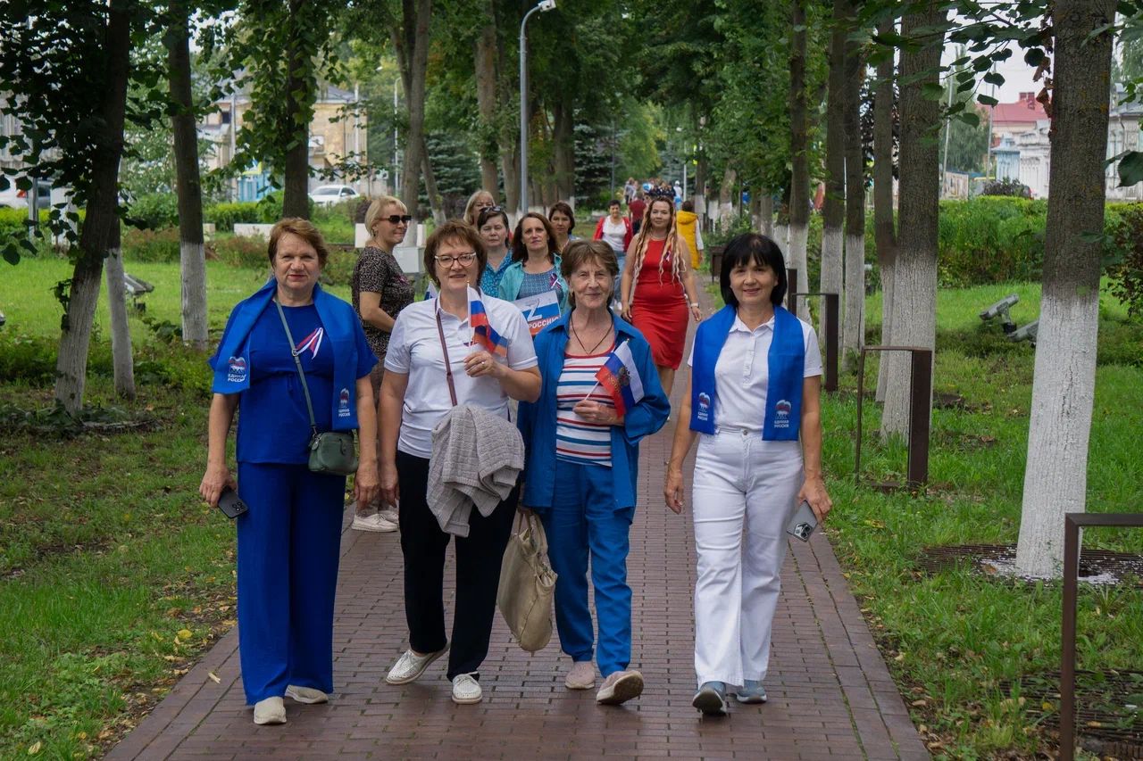 «Триколор единства»: чистопольцы прошли памятным маршрутом в цветах российского флага