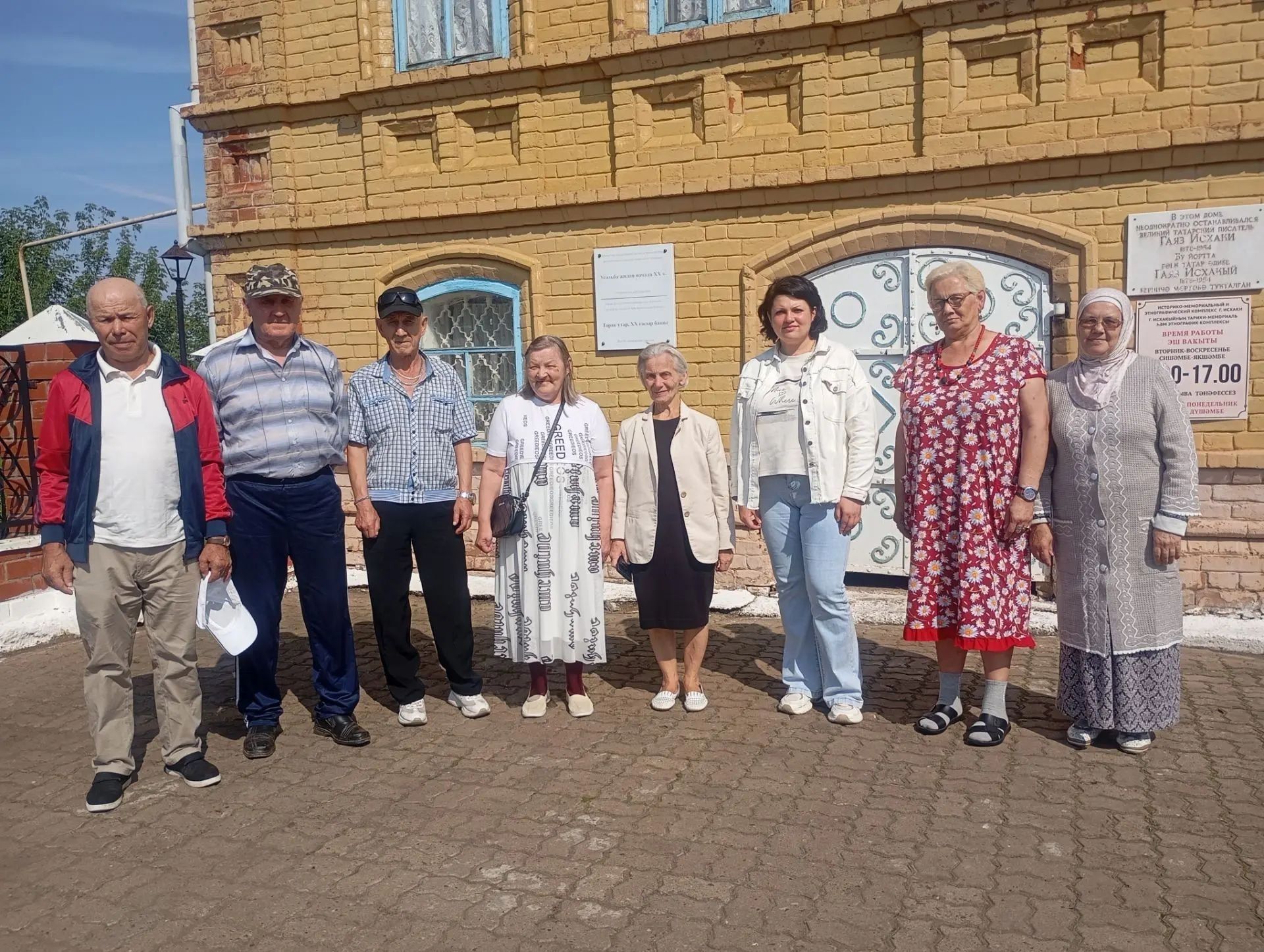 Жители чистопольского дома-интерната посетили музей Гаяза Исхаки