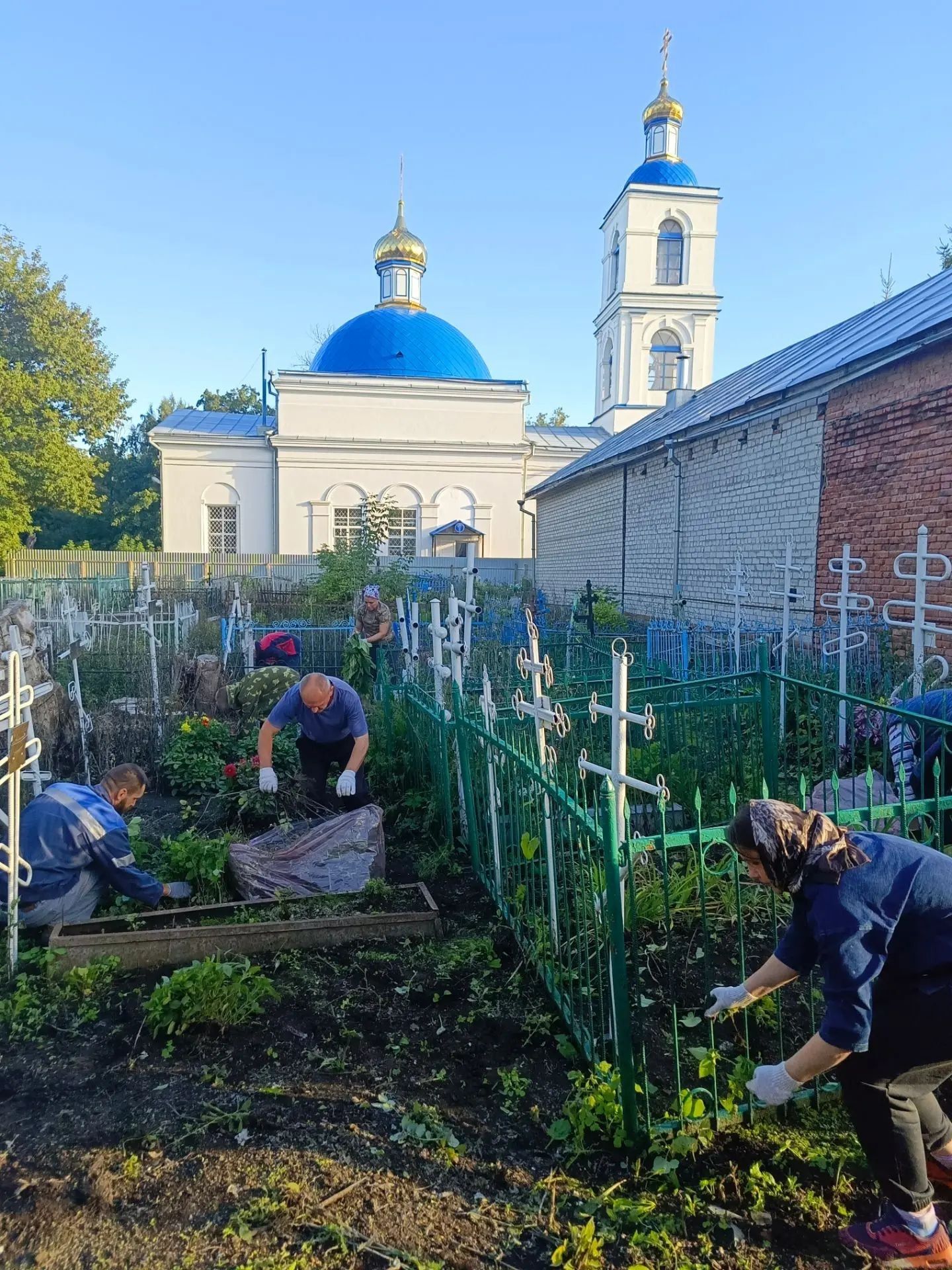 В Чистополе на кладбище прошёл субботник