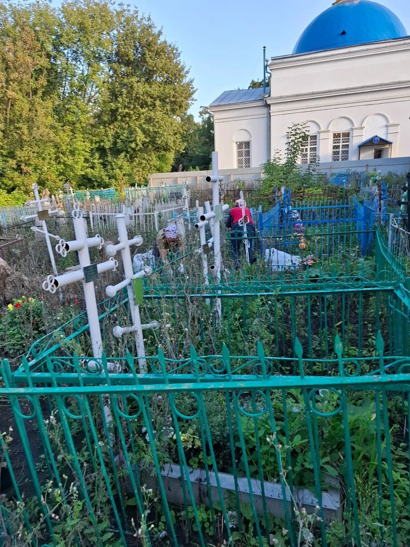 В Чистополе на кладбище прошёл субботник