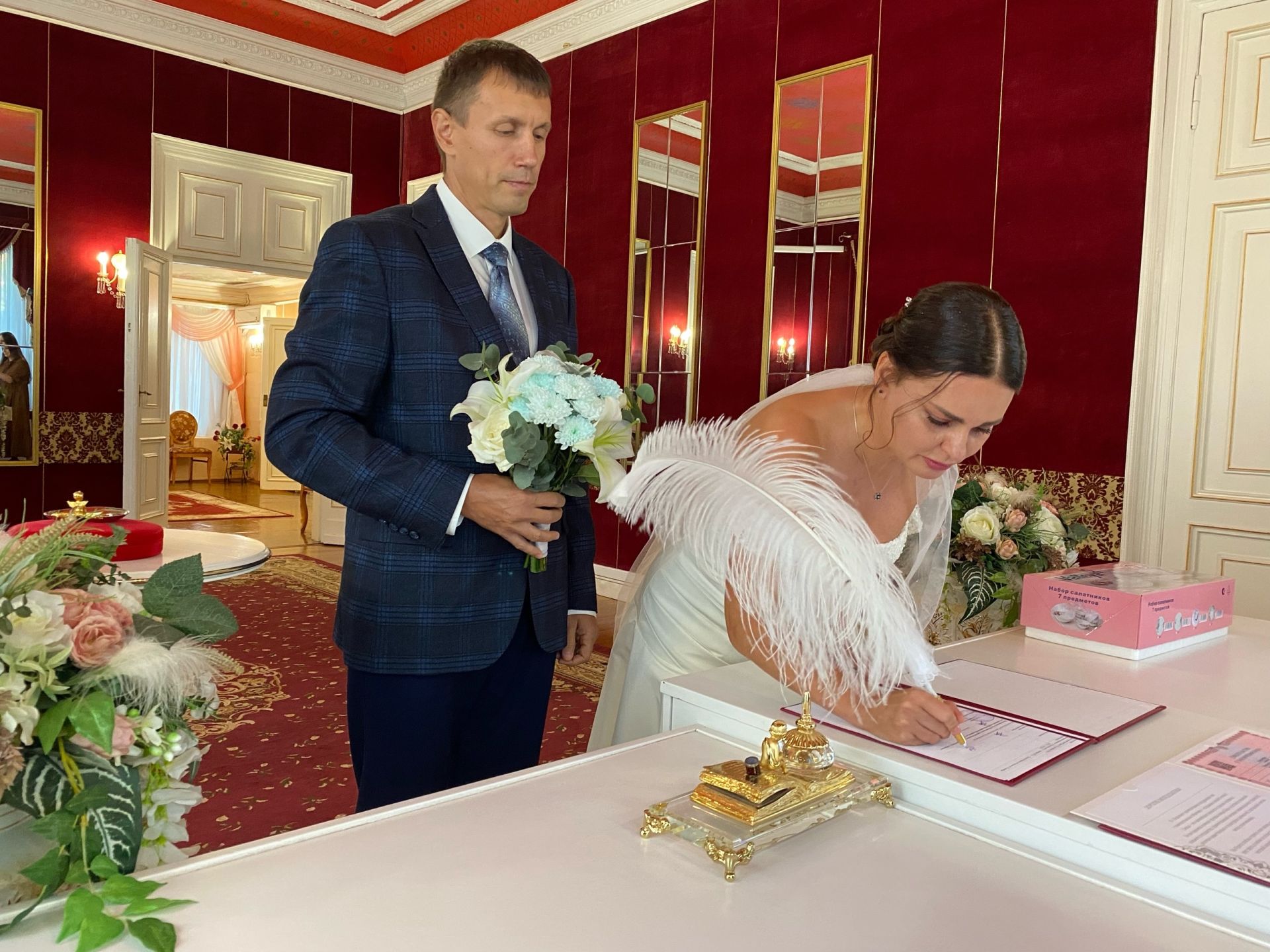 Молодожены проголосовали на одном из избирательных участков в Чистополе