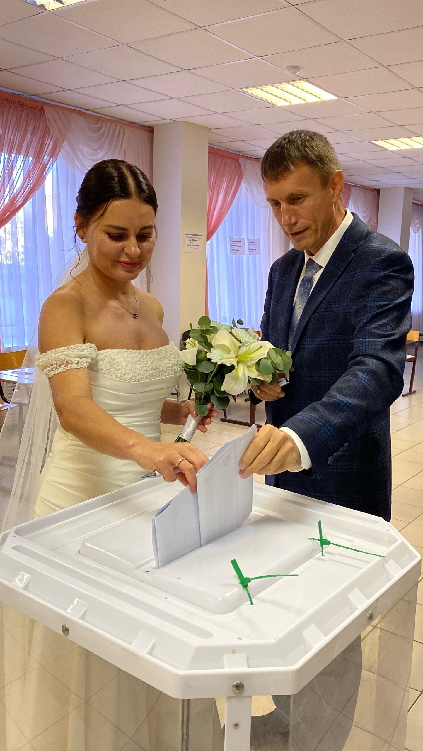 Молодожены проголосовали на одном из избирательных участков в Чистополе