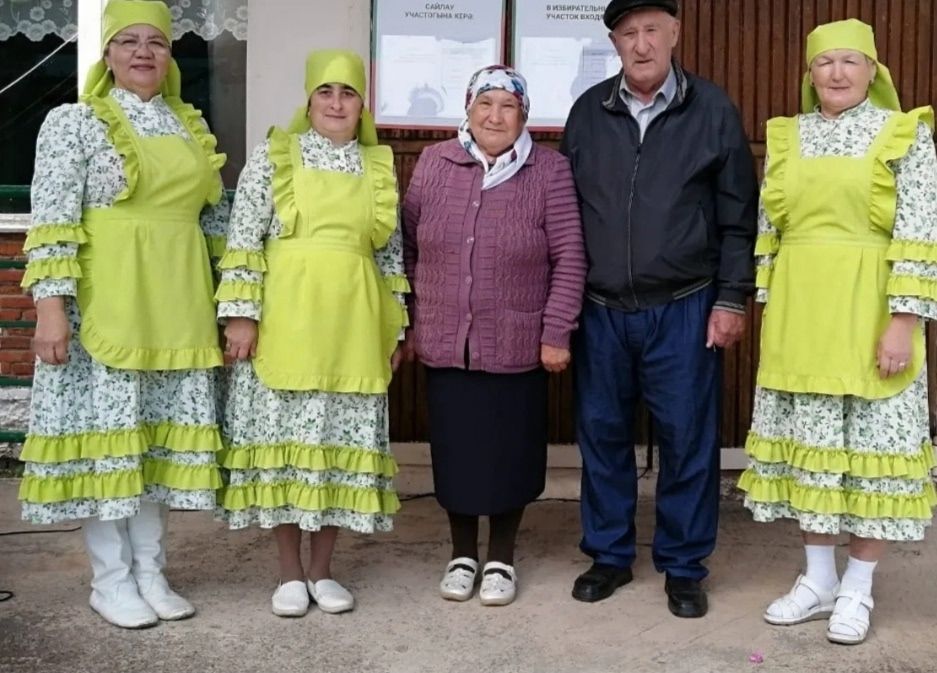 Душевный концерт организовали у избирательного участка в селе Татарская Багана