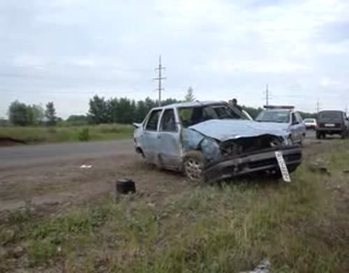 В Чистополе в результате ДТП перевернулся автомобиль (видео)