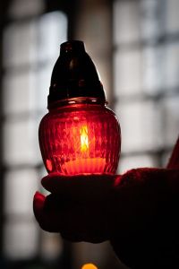 Епископ Пахомий объяснил смысл традиции нести свечу из храма