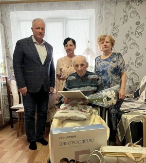 Глава Чистопольского района поздравил с днем рождения ветерана Великой Отечественной войны Алексея Егорова