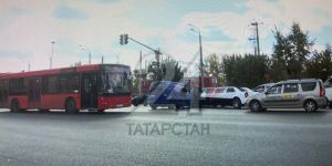 В Казани столкнулись легковушка, лимузин и автобус
