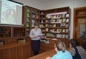 Литературно-музыкальный час «Души материнской свет» прошел в чистопольской библиотеке