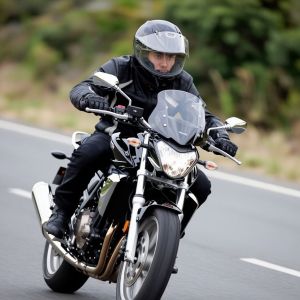 Юрист предупредил мотоциклистов о штрафе за езду без шлема