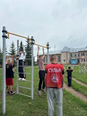 Юноши и девушки из палаточного лагеря «Юный армеец» выполняли нормативы комплекса ГТО