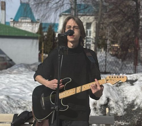 Уличный музыкант из Чистополя: «Хочется, чтобы люди вслушивались в смысл песен»