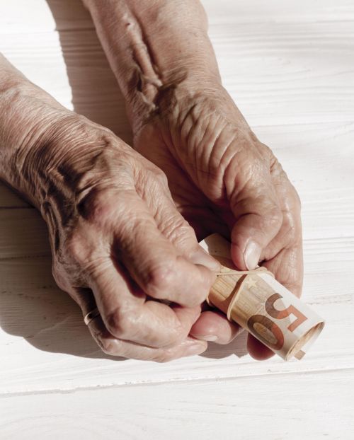 В Казани 74-летняя пенсионерка отдала мошенникам 200 тысяч рублей и совершила самоубийство