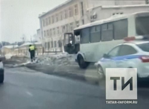 В Казани лоб в лоб столкнулись легковушка и вахтовый автобус