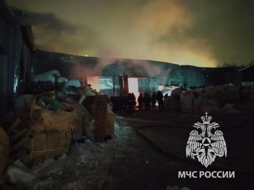 В столице Татарстана вспыхнул склад прессованной бумаги