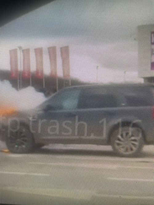 Около казанского ТЦ во время движения загорелся Land Rover