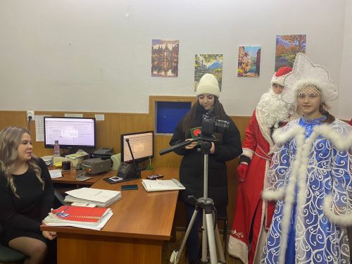 В Чистополе сотрудники Госавтоинспекции принимали поздравления от Деда Мороза и Снегурочки