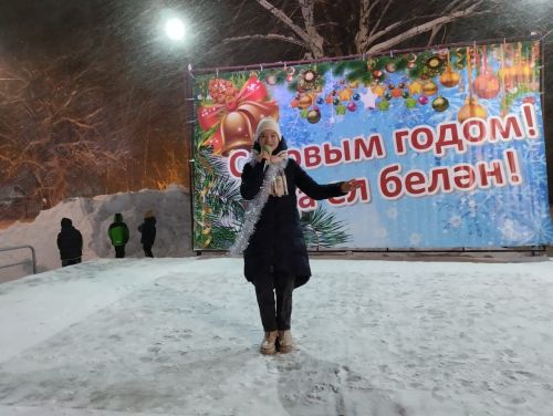Танцы, песни: в сквере «Мельничная площадь» торжественно открыли новогоднюю ёлку