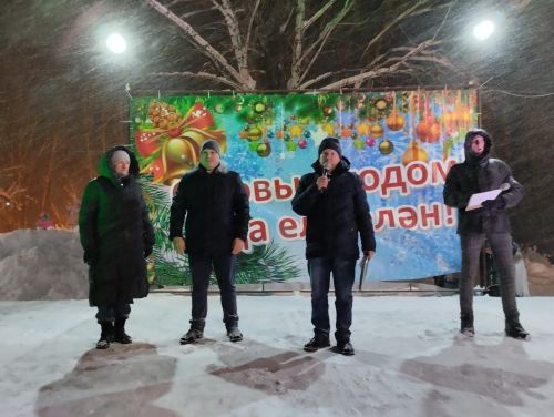 Танцы, песни: в сквере «Мельничная площадь» торжественно открыли новогоднюю ёлку